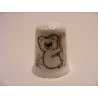 Koala getekend linkerkant boom op een porselein vingerhoedje