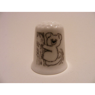 Koala getekend rechterkant boom op een porselein vingerhoedje