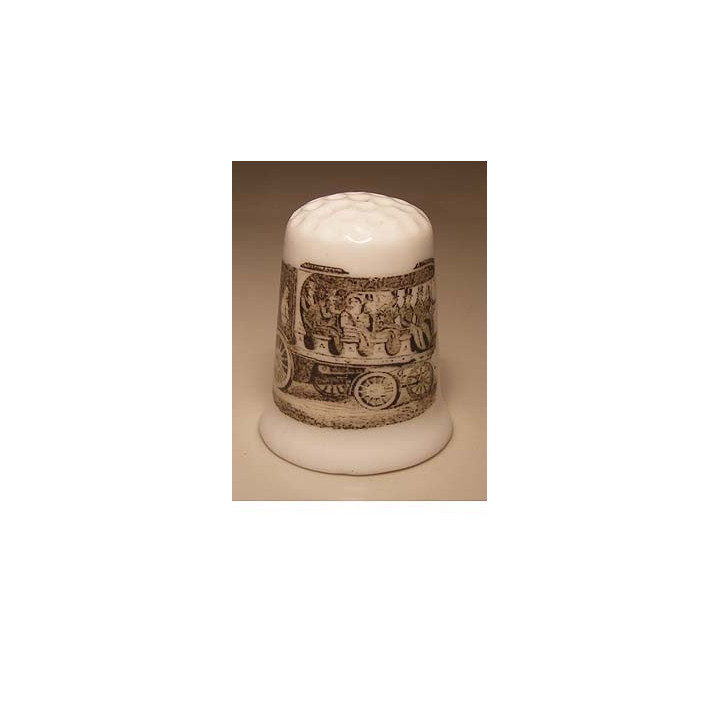 Koets met mensen op een porselein vingerhoedje