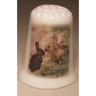 Konijnen op een porselein vingerhoedje