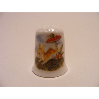 Konijntje rennend getekend op een porselein vingerhoedje