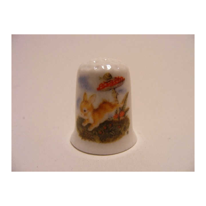 Konijntje rennend getekend op een porselein vingerhoedje