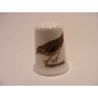 Koperwiek zangvogel Turdus iliacus op een porselein vingerhoedje