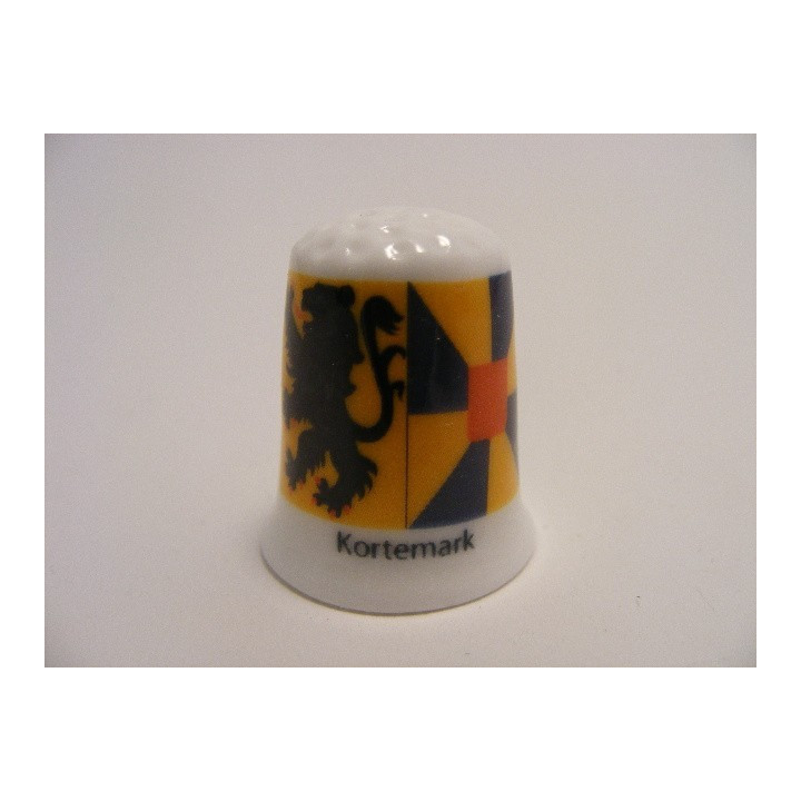 Kortemark vlag Belgie op een porselein vingerhoedje