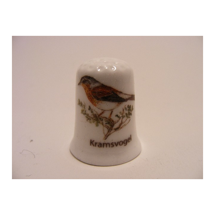 Kramsvogel zangvogel Turdus pilaris op een porselein vingerhoedje