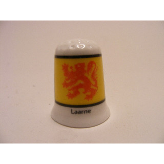 Laarne gemeente vlag in Belgie op een porselein vingerhoedje