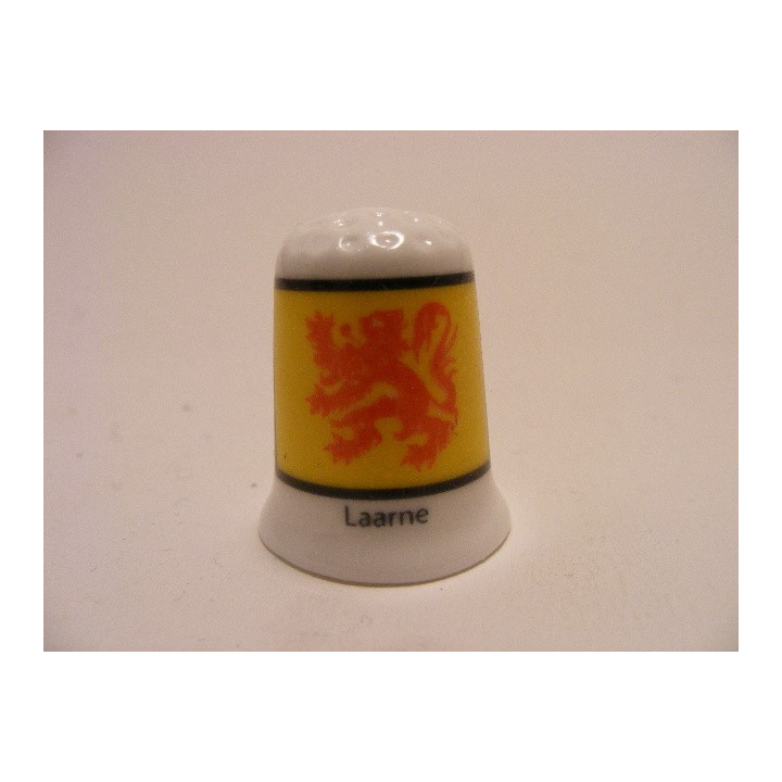 Laarne gemeente vlag in Belgie op een porselein vingerhoedje