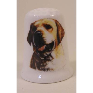 Labrador blond hond op een porselein vingerhoedje