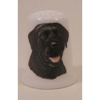 Labrador zwart hond op een porselein vingerhoedje