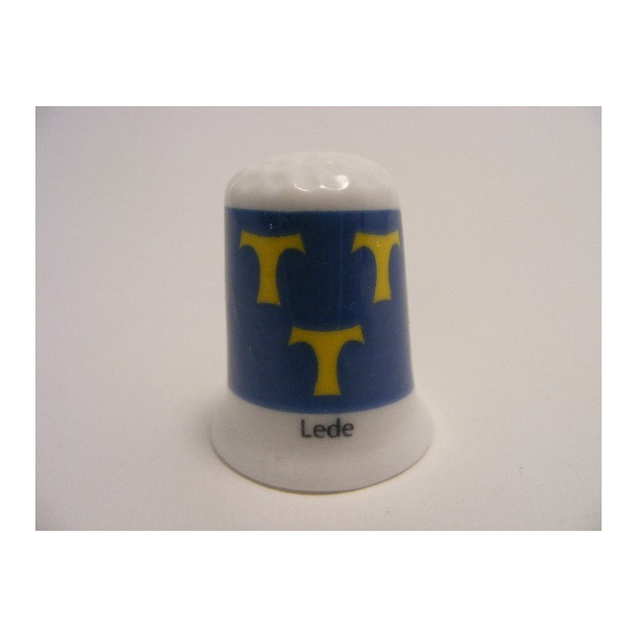 Lede vlag Belgie op een porselein vingerhoedje