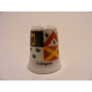 Ledegem gemeente vlag in Belgie op een porselein vingerhoedje