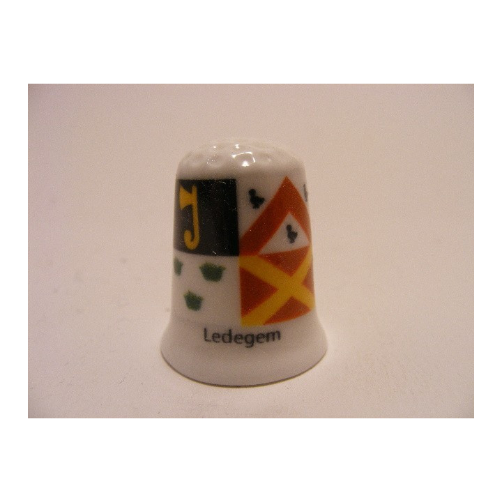 Ledegem gemeente vlag in Belgie op een porselein vingerhoedje