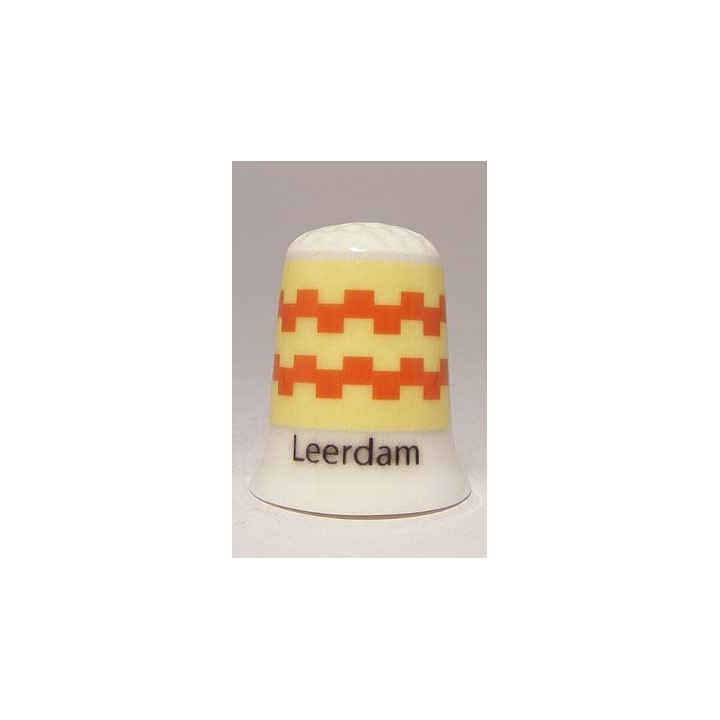 Leerdam Nederlandse gemeentevlag op een porselein vingerhoedje