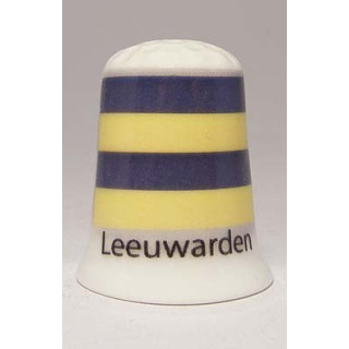 Leeuwarden Nederlandse gemeentevlag op een porselein vingerhoedje