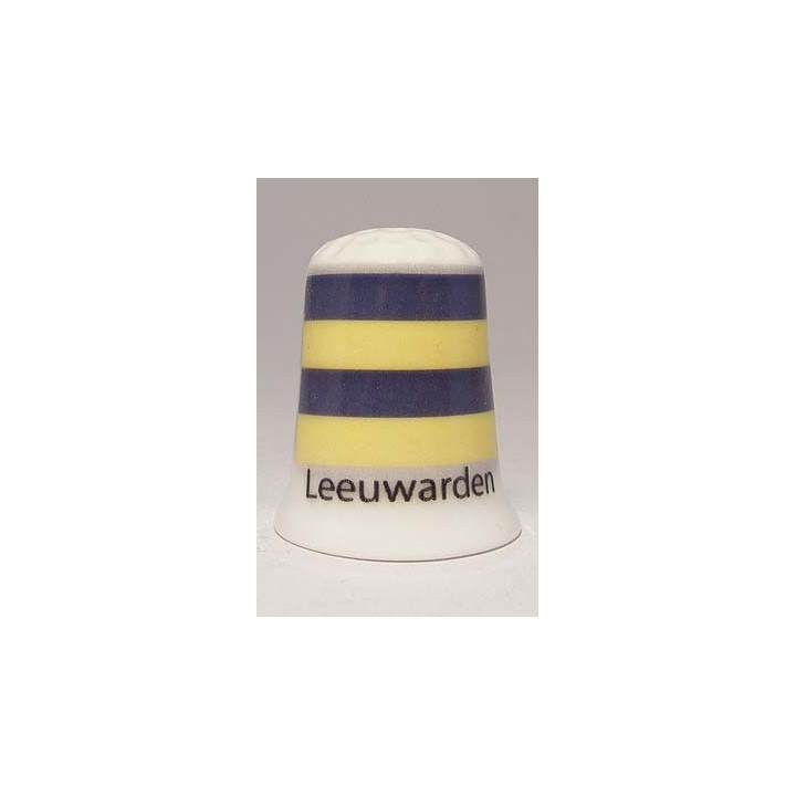 Leeuwarden Nederlandse gemeentevlag op een porselein vingerhoedje