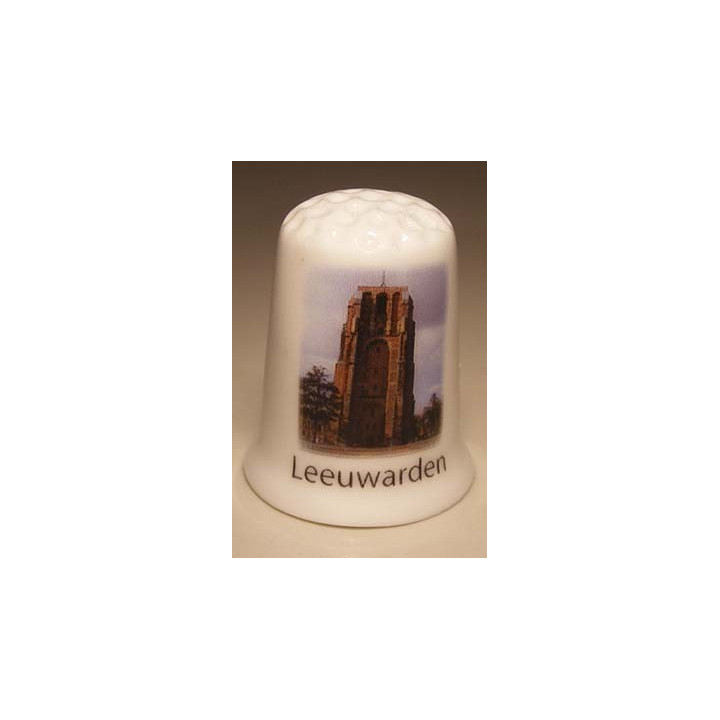 Oldehove kerktoren in Leeuwarden op een vingerhoedje