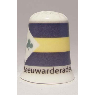 Leeuwarderadeel Nederlandse gemeentevlag op een porselein vingerhoedje