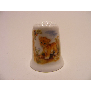 Leeuwen welpje getekend op een porselein vingerhoedje