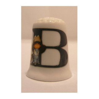 Letter B met jongetje op een porselein vingerhoedje