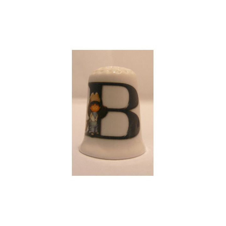 Letter B met jongetje op een porselein vingerhoedje