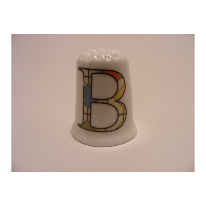 Letter B patchwork stijl op een porselein vingerhoedje