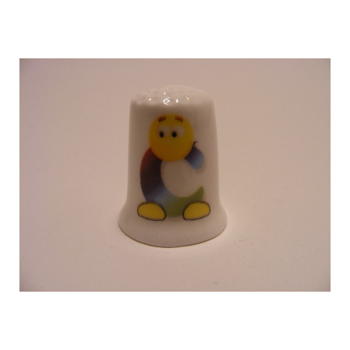 Letter C emoticon op een porselein vingerhoedje