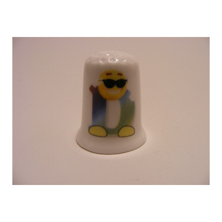 Letter D emoticon op een porselein vingerhoedje