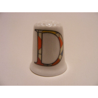 Letter D patchwork stijl op een porselein vingerhoedje
