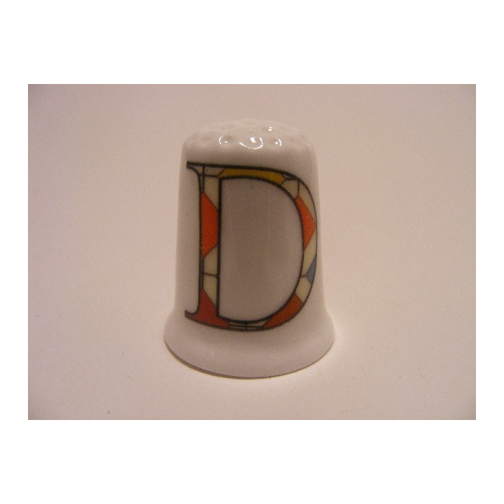 Letter D patchwork stijl op een porselein vingerhoedje