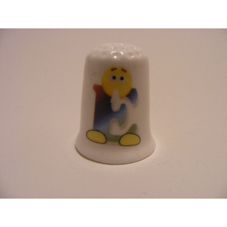 Letter E emoticon op een porselein vingerhoedje