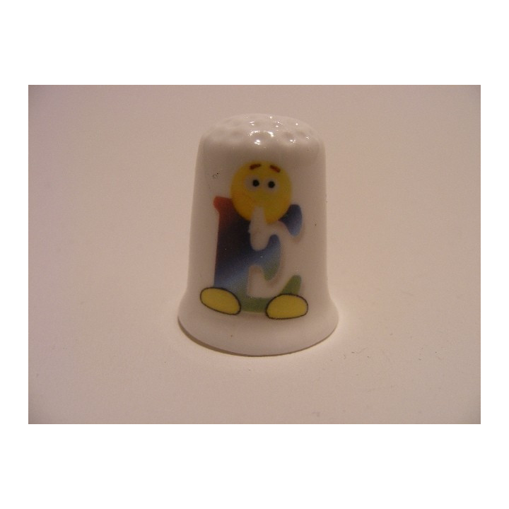 Letter E emoticon op een porselein vingerhoedje