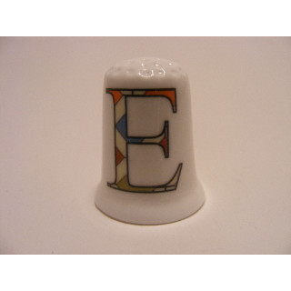 Letter E patchwork stijl op een porselein vingerhoedje