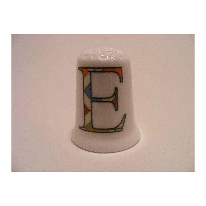 Letter E patchwork stijl op een porselein vingerhoedje