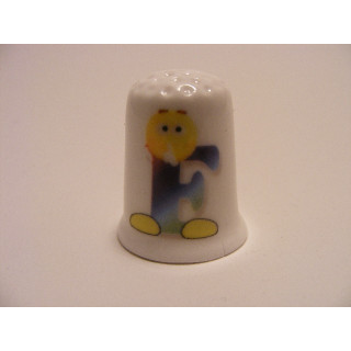 Letter F emoticon op een porselein vingerhoedje