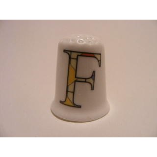 Letter F patchwork stijl op een porselein vingerhoedje