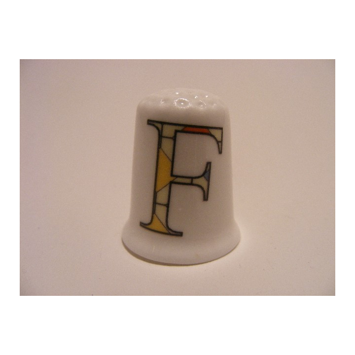 Letter F patchwork stijl op een porselein vingerhoedje