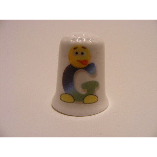 Letter G emoticon op een porselein vingerhoedje