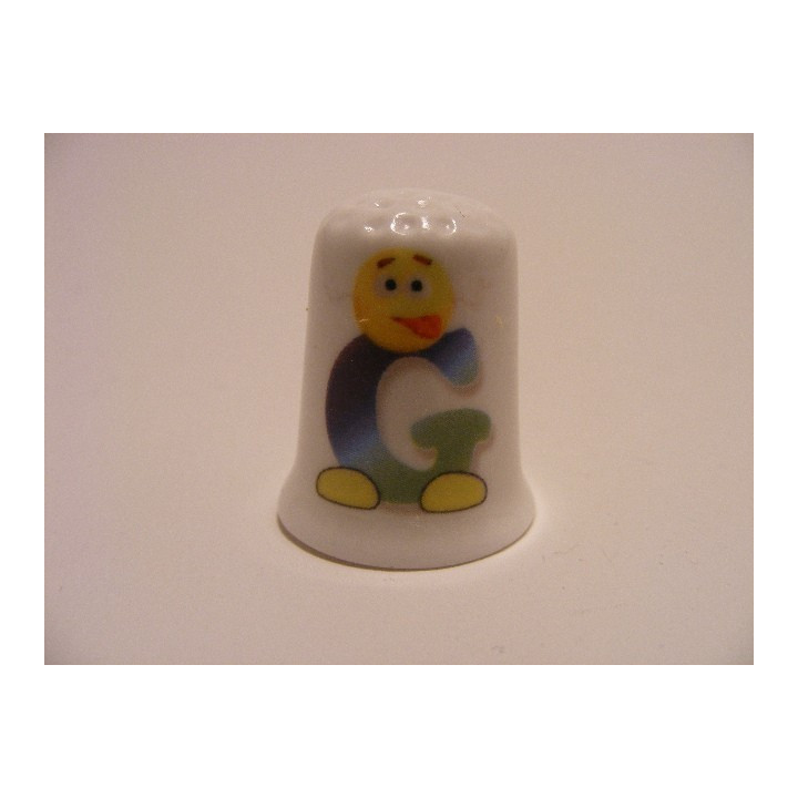 Letter G emoticon op een porselein vingerhoedje