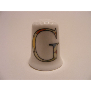 Letter G patchwork stijl op een porselein vingerhoedje