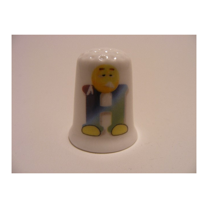 Letter H emoticon op een porselein vingerhoedje