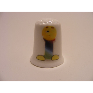 Letter I emoticon op een porselein vingerhoedje