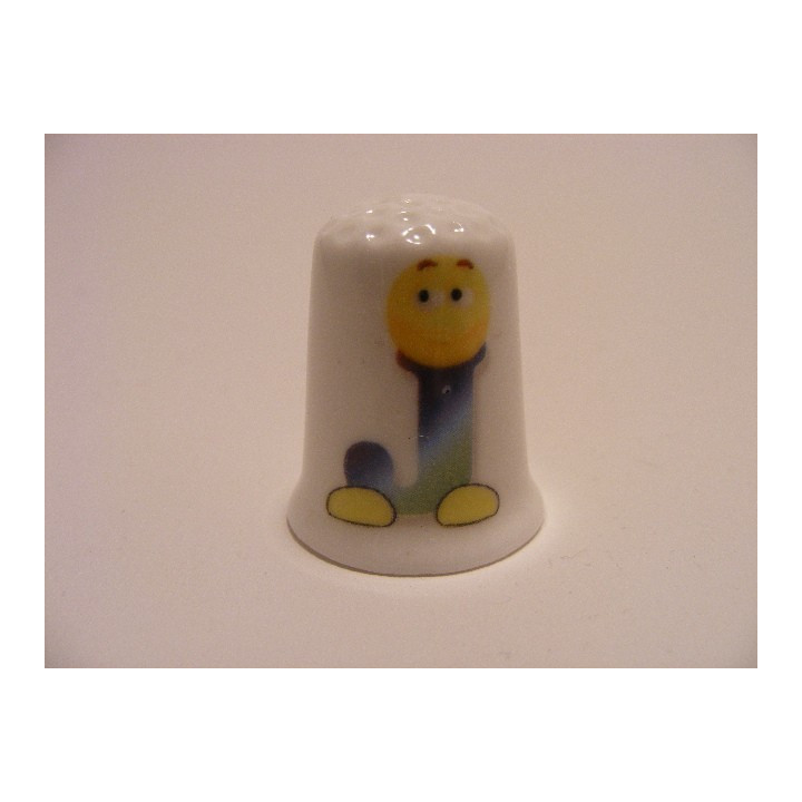 Letter J emoticon op een porselein vingerhoedje