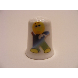 Letter K emoticon op een porselein vingerhoedje