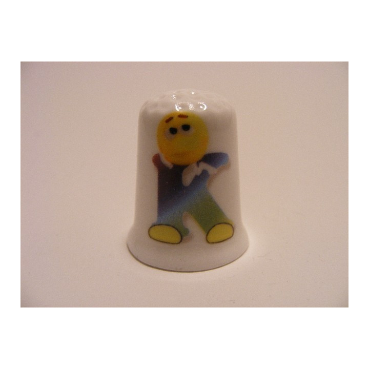 Letter K emoticon op een porselein vingerhoedje