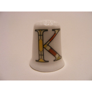 Letter K patchwork stijl op een porselein vingerhoedje