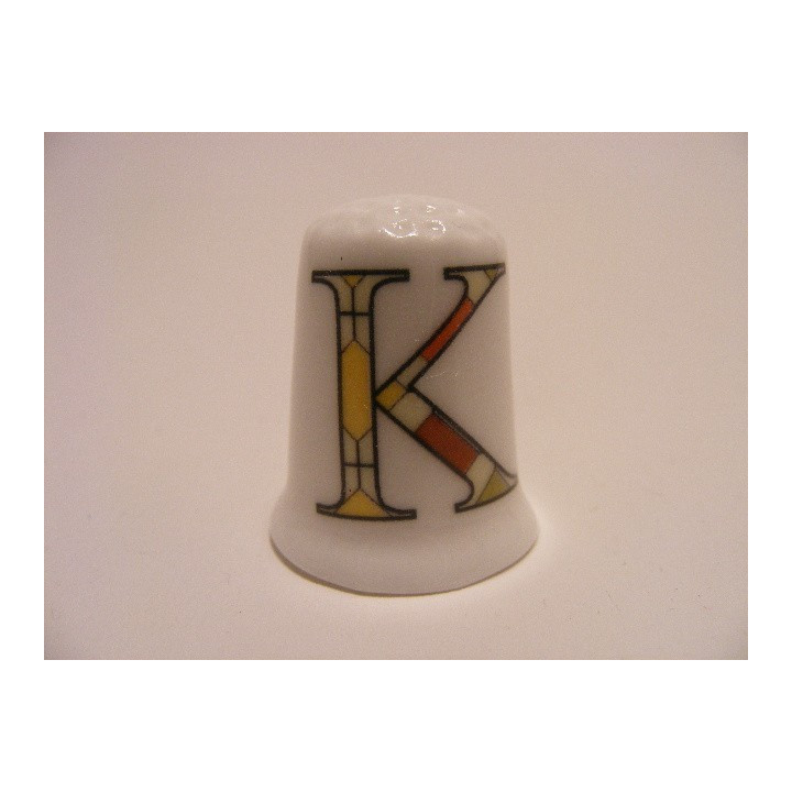 Letter K patchwork stijl op een porselein vingerhoedje