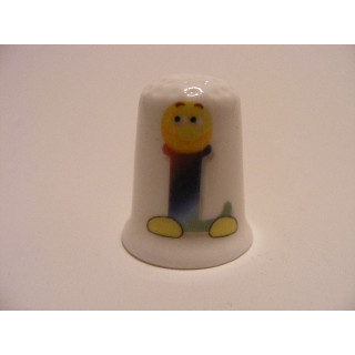 Letter L emoticon op een porselein vingerhoedje