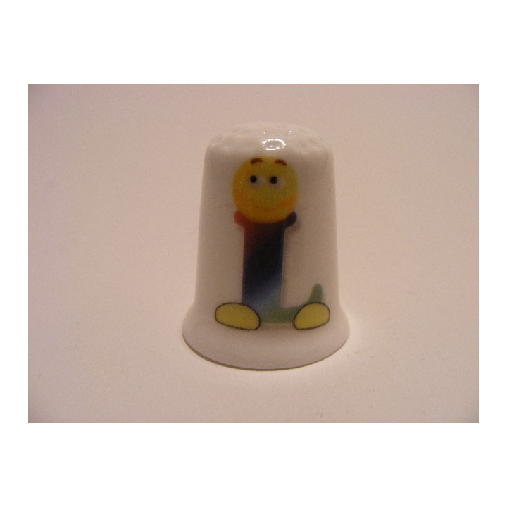 Letter L emoticon op een porselein vingerhoedje
