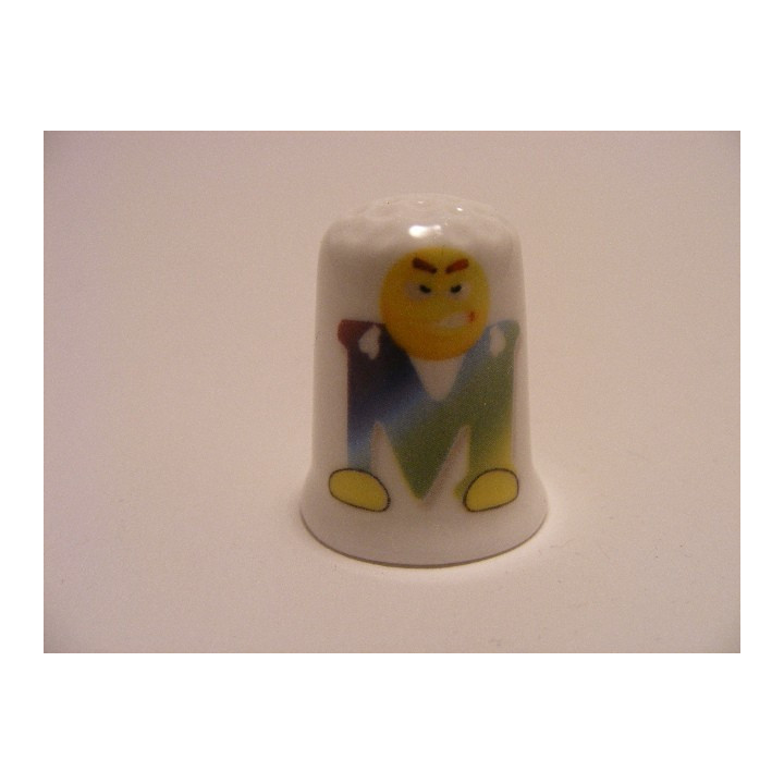 Letter M emoticon op een porselein vingerhoedje