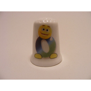 Letter O emoticon op een porselein vingerhoedje